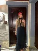 Vestido largo de algodón color gris, con breteles finos, escote en V y volado en el ruedo. Incluye chocker al tono.