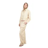 Camisa color beige con botones y bolsillos frontales.