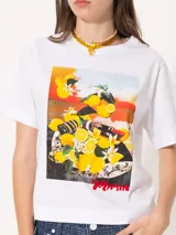 Remera blanca de algodón con estampado de limones, de corte clásico, cuello redondo y mangas cortas.