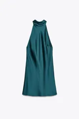 Vestido corto color verde esmeralda de satén con cuello halter y espalda descubierta con lazada.