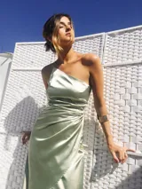 Vestido midi de satén azul eléctrico, con breteles finos, corte al bies y falda irregular con volados.