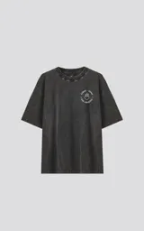 Remera negra de corte oversize con estampado sublimado en la espalda con diseño de tarot.