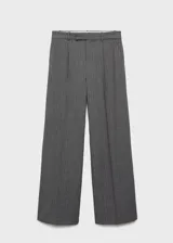 Pantalón gris con finas rayas verticales blancas, de corte wide leg, con trabillas, pinzas y bolsillos laterales.