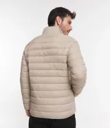 Campera puffer ultraligera color beige, con cuello alto, cierre por cremallera y bolsillos con cremallera. Incluye bolso de almacenamiento.