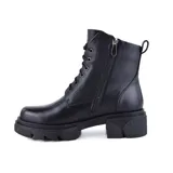 Bota de cuero color marrón con cordones negros, suela de goma negra con plataforma y detalle de logo metálico en el lateral.