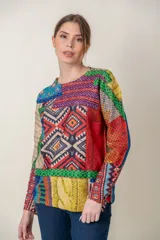 Buzo fino de punto con diseño patchwork, con cuello redondo y manga larga.