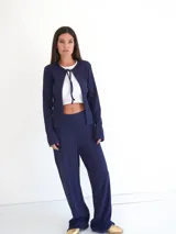 Saco color beige de tejido de punto con textura acanalada.