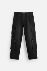 Pantalón de denim negro con corte relaxed fit, cinco bolsillos y bolsillos cargo con solapa en las perneras.