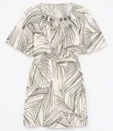 Vestido corto estampado con hojas, de viscose. Tiene escote redondo con cordones y mangas cortas con volados.