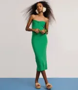 Vestido midi de punto color verde, sin breteles y con detalle torcido en el busto.