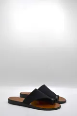 Sandalias bajas color beige con capellada cruzada de neopreno y plantilla de cuero.