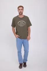 Camiseta verde militar de manga corta y cuello redondo con estampado de texto en el frente.