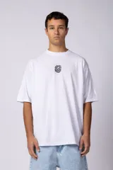 Remera blanca de corte oversize con estampado pequeño en el pecho de un diseño abstracto en negro.