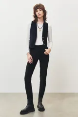 Pantalón de pana negro, de corte ajustado.