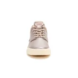 Zapatillas Caterpillar modelo Hex Lite Leather, color gris topo con detalles en rosa pálido. Capellada de cuero, forro interno de material reciclado, plantilla de espuma PU, suela de EVA liviana y ajuste con cordones.
