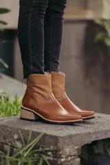 Bota de cuero color tostado con taco de 6 cm, diseñada para ser cómoda y versátil.
