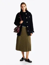 Falda midi color verde militar, plisada, con cintura elástica con logo de Tommy Hilfiger.