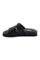 Sandalia de cuero negro con diseño minimalista y suela cómoda.
