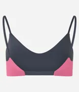 Top deportivo reversible en microfibra doble faz, color rosa con tiras grises. Tiene escote en V, breteles finos paralelos y copas removibles.