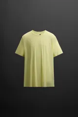 Camiseta deportiva color amarillo claro confeccionada en tejido técnico ligero y elástico. Cuenta con cuello redondo, manga corta, costuras termofijadas y estampaciones reflectantes en la espalda.