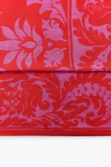 Pañuelo rectangular de lino color rojo con estampado floral en tonos rosados.