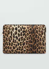 Funda para laptop con cierre de cremallera y estampado animal print de leopardo en tonos marrón y negro.