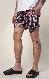 Short de baño de microfibra con estampado abstracto en tonos tierra, naranja, lila y blanco sobre fondo negro. Presenta cintura elástica con cordón ajustable y un bolsillo trasero con ojalillo.