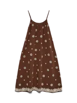 Vestido largo marrón con tirantes finos y escote cuadrado. Presenta un estampado repetido de círculos y pequeñas flores en color beige claro, con un borde de encaje o puntilla en el ruedo.