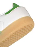 Championes Adidas Samba Adv, color blanco con detalles en verde y suela color caramelo.