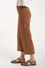 Jean de mujer color marrón, tiro medio, corte recto y largo al tobillo.