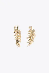 Aros colgantes dorados con forma de hoja de areca. Cierre con tuerca y clip.