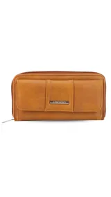Billetera larga color beige, con solapa y broche a presión. Tiene un compartimento frontal con tarjeteros, visor y bolsillos, y un compartimento posterior con monedero con cierre, tarjeteros y bolsillos. Incluye un bolsillo trasero con cierre.