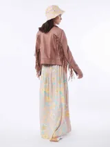 Chaqueta de cuero color marrón con corte entallado, cierre frontal asimétrico con cremallera, cuello con solapas de muesca y flecos decorativos en las mangas.