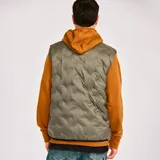 Chaleco acolchado color verde oliva con cierre frontal, bolsillos inferiores tipo welt y logo de Caterpillar en el pecho. Cuenta con ribete elástico en el dobladillo y tecnologías water resistant y recycled insulation.