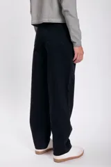 Pantalón de jean negro de corte recto.