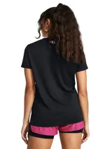 Remera deportiva Under Armour Tech™ de manga corta, color lila, con cuello en V y logo estampado en el pecho.