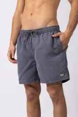 Short de baño gris con cintura elastizada y cordón ajustable. Tiene bolsillos laterales y logo de la marca en la pierna derecha.