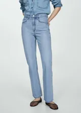 Pantalón de jean celeste de corte recto, tiro medio, con cinco bolsillos, trabillas y cierre de cremallera y botón.