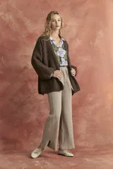 Pantalón de tejido color beige, de corte palazzo con cintura elastizada y cordón ajustable.