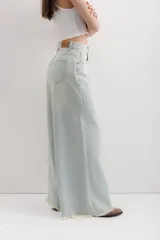 Pantalón de jean celeste de corte ancho con terminación desflecada.