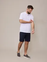 Chomba negra de piqué de algodón, corte clásico, con cuello y mangas acanalados y tapeta con dos botones blancos. Logo bordado en el pecho.