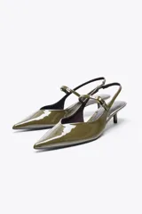 Zapato de tacón destalonado color verde oliva charolado, con pulsera con hebilla en la parte delantera, tira trasera con elástico y punta fina.
