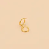 Aros tipo argolla en oro amarillo 18k con diseño texturizado.