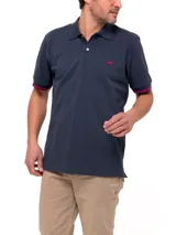 Remera tipo polo color verde agua, de corte clásico, con cuello abotonado y mangas cortas con ribete azul.