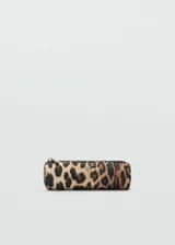 Estuche cilíndrico con cierre de cremallera, forro interior y estampado de leopardo.