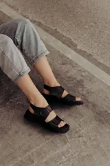 Sandalias color beige con tiras de cuero y ajuste con velcro, con base chunky negra.