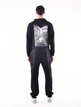 Pantalón de jogging negro con bolsillos laterales tipo cargo, cintura elastizada con cordón ajustable y puños ajustados.