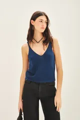 Musculosa azul marino de tejido de punto con lurex plateado, escote redondo y breteles finos.