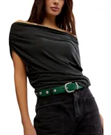 Cinturón de cuero negro con tachas metálicas plateadas y hebilla metálica plateada.