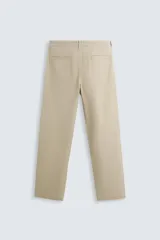 Pantalón chino color verde militar, de corte recto, con bolsillos laterales y traseros de vivo. Cierre frontal con cremallera y botón.